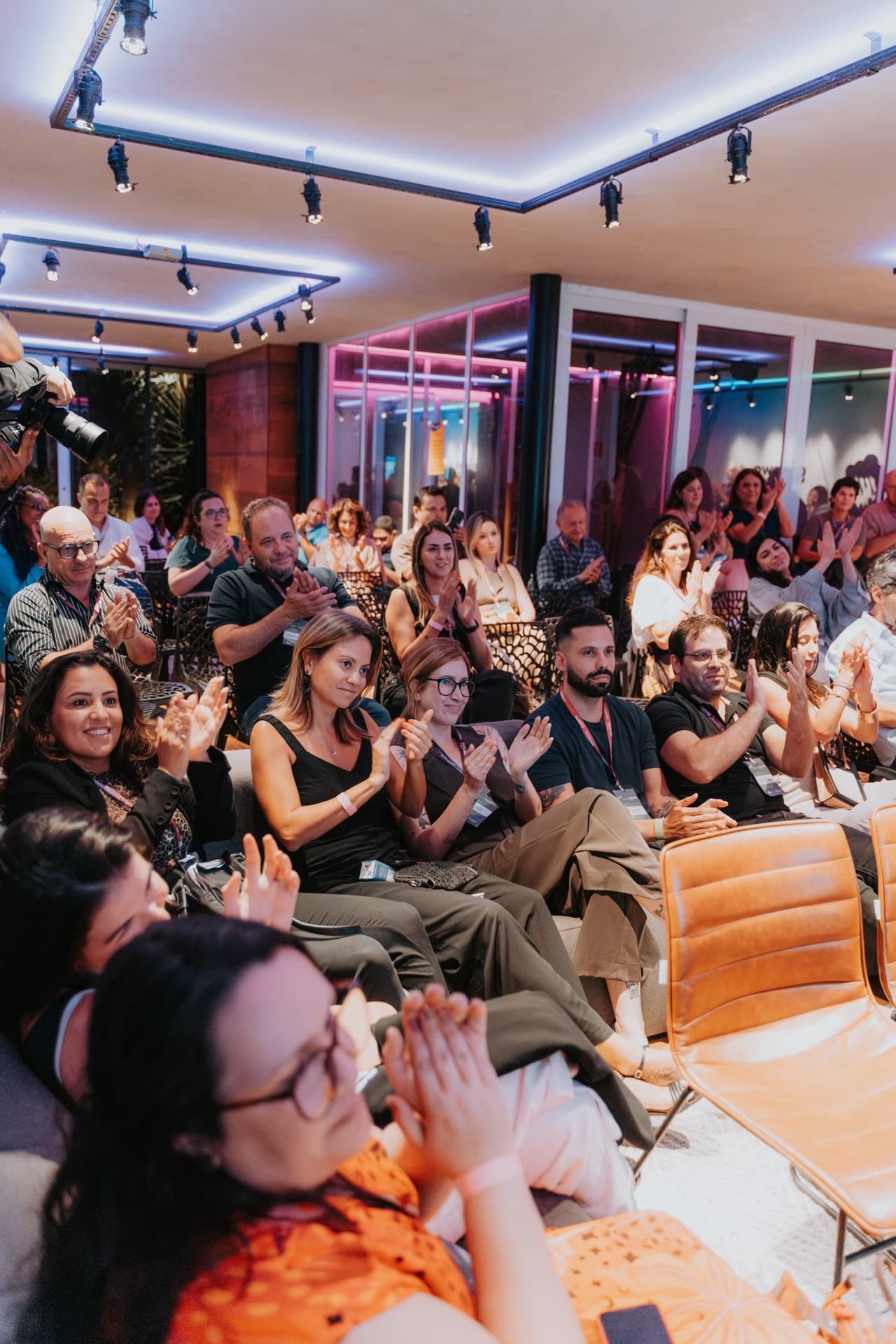 Participantes aplaudindo durante apresentação