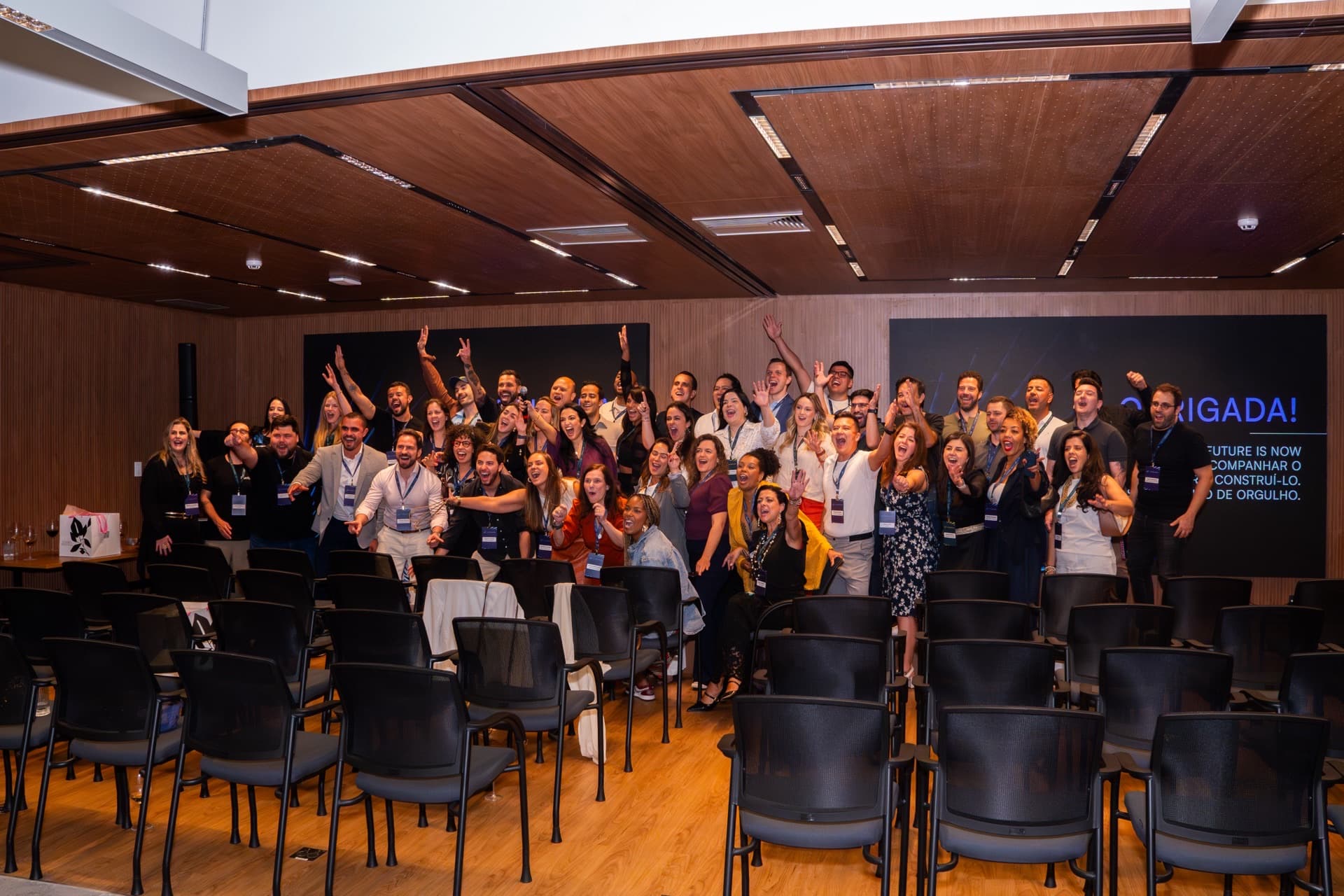 Foto em grupo celebrando ao final do evento
