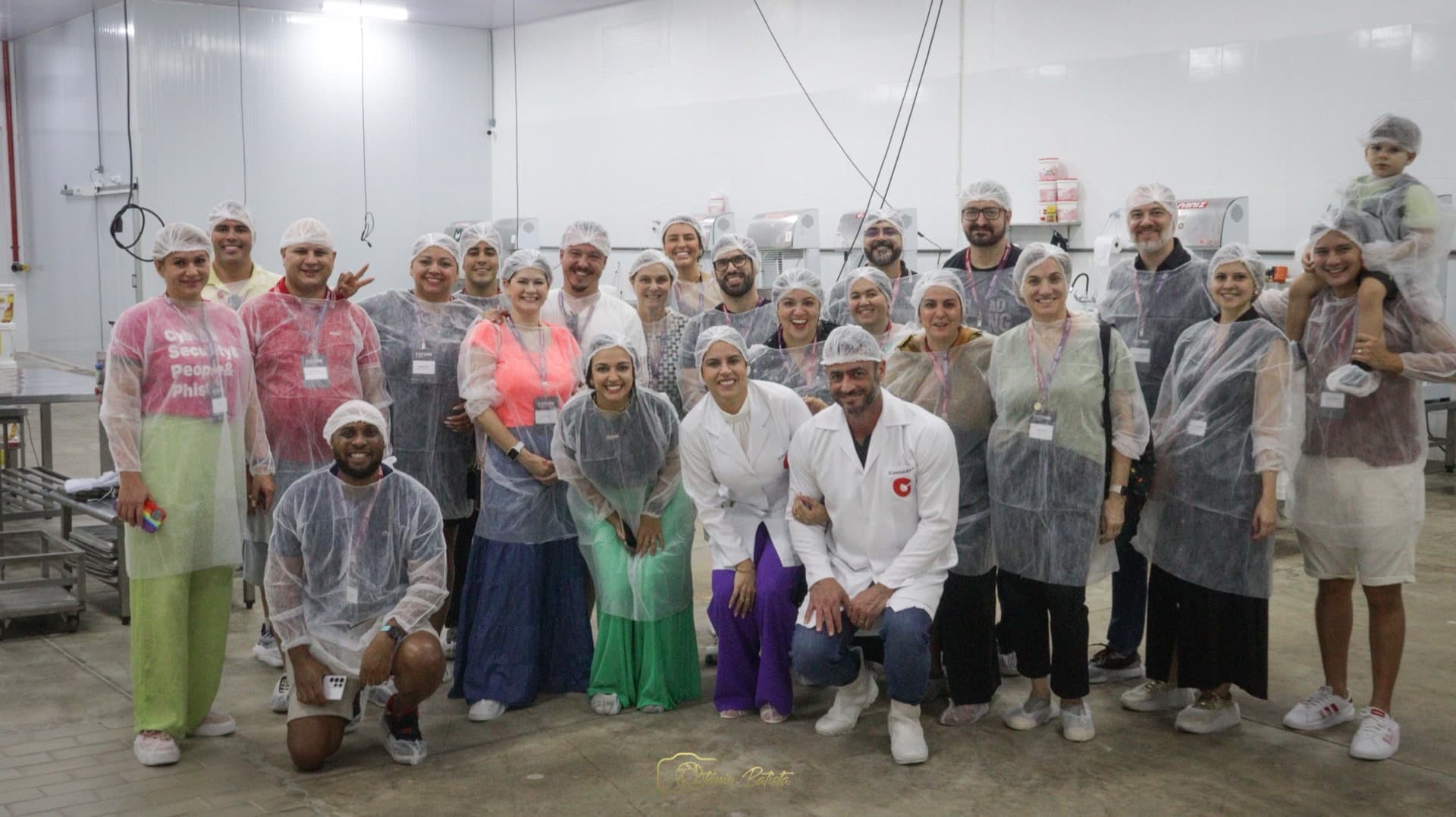 Palestrante apresentando no palco com telão ao fundo