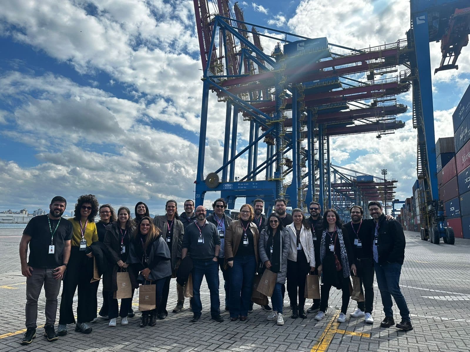 Visita ao porto de Santos com grupo de participantes