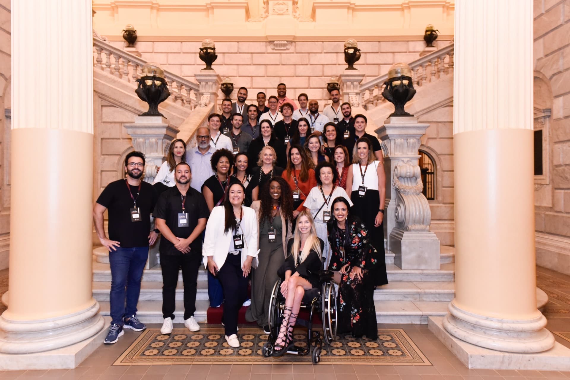 Foto oficial do grupo na escadaria de palácio histórico